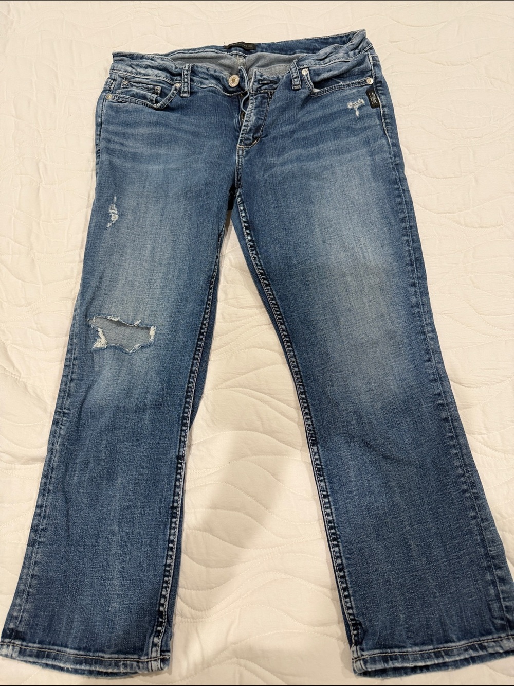 Elysse Capri Silver Jeans Mid-Blue Cropped Distressed Ankle Jeans